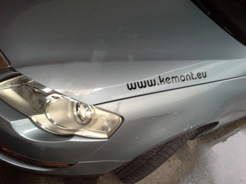 Promocijska nalepka na avtomobilu